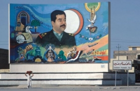 Plakát s portrétem Saddáma Husajna v Bagdádu.