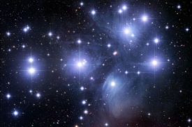 Hvězdy vznikají ve hvězdokupách, na snímku Plejády (Kuřátka).