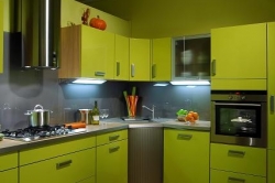 Kuchyňskou linku v pistáciové barvě seženete u HVT interiéry.
