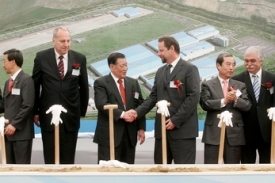 Předseda představenstva Hyundai Čong Mong-ku s ministrem průmyslu a obchodu Martinem Římanem (uprostřed) při slavnostním zahájení stavby továrny v Nošovicích