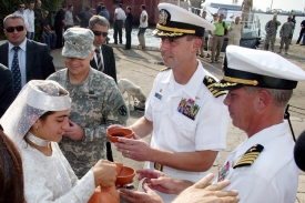 Humanitární idyla? Velitele lodi McFaul vítají Gruzínci v Batumi.