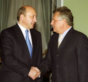 Igor Ivanov (vlevo) a bývalý polský prezident Kwasniewski