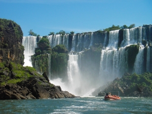 Vodopády Iguazú leží na pomezí Argentiny a Brazílie.