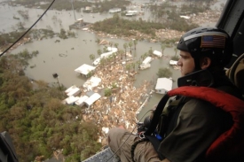 Záchranáři nad zaplavenýmui oblastmi u Galvestonu.
