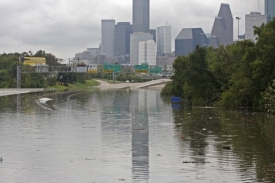 Zaplavená silnice Interstate 45 v Houstonu.