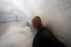 Předzvěst hurikánu. Muž vzdoruje vlnám na Key West na Floridě.