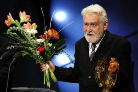 Herec Ilja Racek převzal cenu za celoživotní činoherní mistrovství.