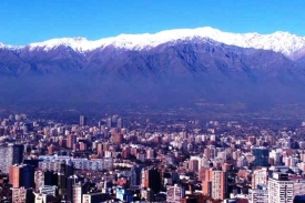 Santiago de Chile: nad městem se prudce zvedají Andy.