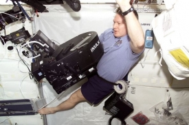 Astronaut William Shepherd s IMAX 3D kamerou na ISS.