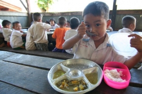 Řýže z domova, maso dává škola. Karenská menšina v Thajsku.