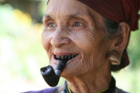 Kouření, oblíbená neřest starších Karenek. Tabák je domácí výroby.