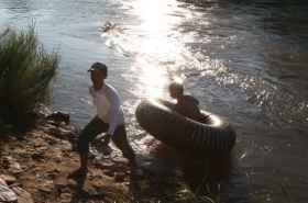 Pěšky a na plavidlech překračují denně hranici tisíce ilegálů z Barmy.