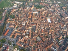 Stavby z červených cihel dominují nejednomu centru italských měst.