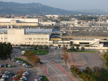 Sídlo továrny na světoznámou čokoládu Ferrero Rocher v Albě shora vypadá jako rozsáhlý chemický závod.