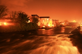 Rozvodněná řeka Corrib v noci.