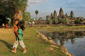 Angkor Wat dnes a před osmi sty lety.