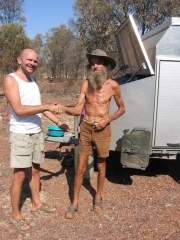 S profesionálním hledačem safírů v australské buši, říjen 2004.