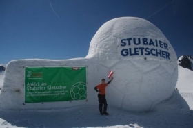 Obří sněhová koule - tedy míč na ledovci Stubai.