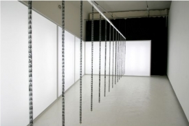 Ten druhý. Zavěšené pásy filmů 35mm, světelné boxy, 2007.