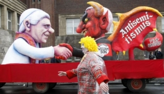 Karneval v Düsseldorfu a papežova smlouva s ďáblem.