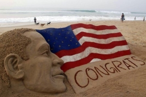 Takto gratulovali Obamovi na pláži v Puri v Indii.