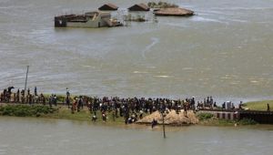 Oběti záplav v Indii, čekající na potraviny