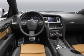 Nejsilnější Audi Q7 má bohatší standardní výbavu než slabší verze. Nechybí kožené čalounění, navigace, kvalitní audioaparatura a další luxusní položky. Za tři a čtvrt milionu ještě aby chyběly...