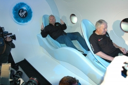 Richard Branson a pilot Alan Watts si vyzkoušeli pohodlnost sedadel.