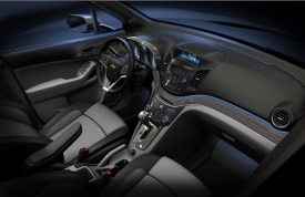 Dynamicky tvarovaný interiér připomíná kabiny novějších koncernových vozů značky Cadillac. Přístroje budou osvícené modře.