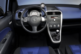 Kvalitní interiér mohou osvěžit modré nebo oranžové části, což kupci malého auta jistě ocení.