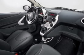 Interiér „káčka“ má stejné uspořádání jak Fiat 500, ale většina ovladačů a tlačítek je jiná.