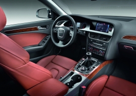 Zde se nešetřilo. Tradičním lákadlem Audi A4 je kvalitní interiér, který převzalo z příbuzného kupé A5. Liší se jen detaily.
