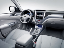 Interi&eacute;r pln&yacute; tvrd&yacute;ch plastů převzal Forester z hatchbacku Impreza. Vypad&aacute; laciněji než interi&eacute;ry konkurentů, ale tak&eacute; odolně.