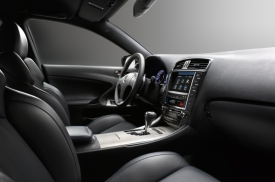 Všechna tlačítka v interiéru mají být nová. Lexus IS ohromí také velkorysou výbavou, jenže je v něm pořád méně místa než v konkurentech. Dlouhé řidiče bude trápit nízká střecha, dotýkající se jejich hlav.