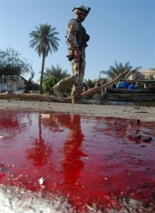 Irácký voják na místě sebevražedného útoku v Bagdádu. Jednoho z mnoha.