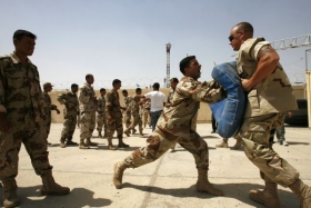 Britští vojáci cvičí iráckou pobřežní stráž.