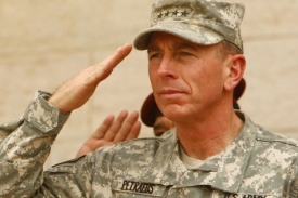 Generál Petraeus opouští velení v Iráku.