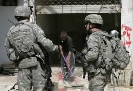 Američtí vojáci zkoumají jedno z míst, kam dopadly rakety.