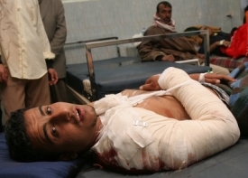 Oběť bombového atentátu v Iráku (12. prosinec 2007).