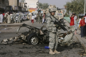 Voják hlídá zbytky auta, v němž se odpálil sebevražedný útočník.