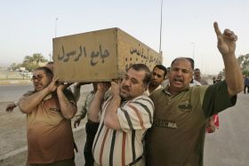 Pohřeb desetiletého chlapce zabitého raketou. Bagdád, březen 2008.