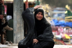 Vdova po jedné z obětí sobotního atentátu v centru Bagdádu truchlí na pohřbu svého manžela.