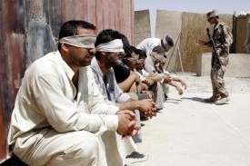 Iráčané hlídající zadržené povstalce