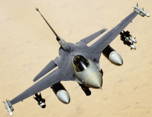 Americký letoun F-16 Falcon nad Afghánistánem.