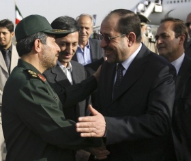 Iráckého premiéra (vpravo) vítá v Teheránu íránský ministr obrany.