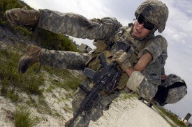 Irácké peklo. Americký voják odnáší zraněného kamardáda.