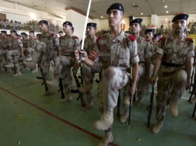 Iráčtí vojáci opouštějí na konci výcviku kadetku.