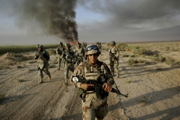 Vojáci armády USA a Iráku na společné patrole v Dijále.