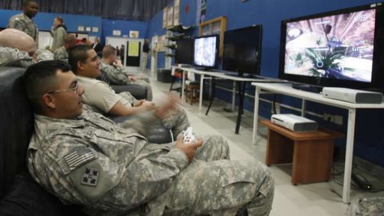 Američtí vojáci v Kirkúku si během voleb hrají na počítači.
