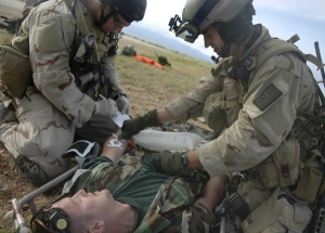 Vojáci USA cvičí záchranu po fingovaném pádu vrtulníku CH-47.